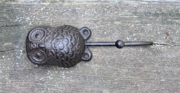 Háčik sa sovou hnědý