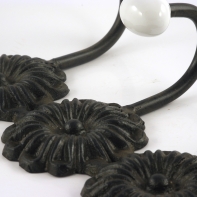 Háčiky do kuchyne - kytička s porcelánovou guličkou 24x8x16cm