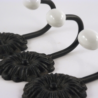 Háčiky do kuchyne - kytička s porcelánovou guličkou 24x8x16cm