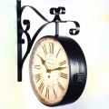 Hodiny dekoračné vývesné - nepatrné poškodenie
