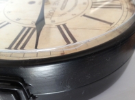 Hodiny dekoračné vývesné - nepatrné poškodenie