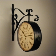 Hodiny dekoračné vývesné - nepatrné poškodenie