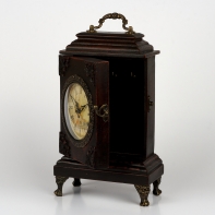 Drevené hodiny s kľúčenkou 10x18x20cm