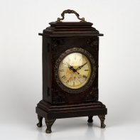 Drevené hodiny s kľúčenkou 10x18x20cm