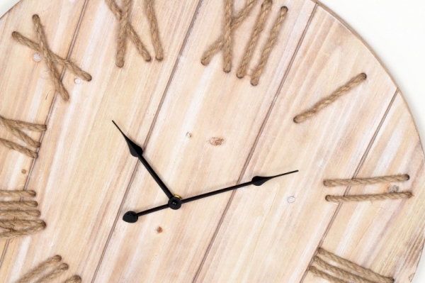 Hodiny nástenné drevené s prepletanými číslami 60cm