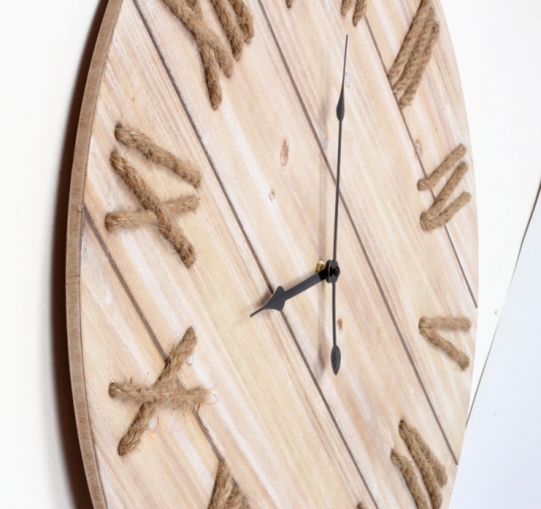 Hodiny nástenné drevené s prepletanými číslami 60cm
