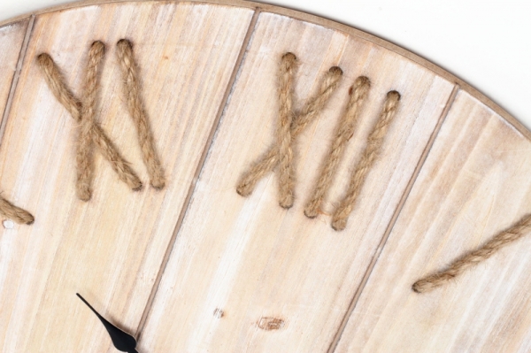 Hodiny nástenné drevené s prepletanými číslami 60cm