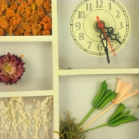 Hodiny nástenné drevené žlté 22x28cm