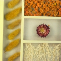 Hodiny nástenné drevené žlté 22x28cm