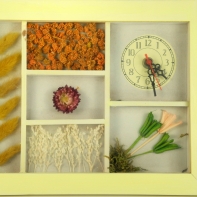 Hodiny nástenné drevené žlté 22x28cm