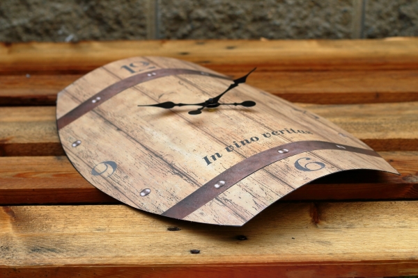 Hodiny nástenné plechové sud In vino veritas 50 x 38,5cm