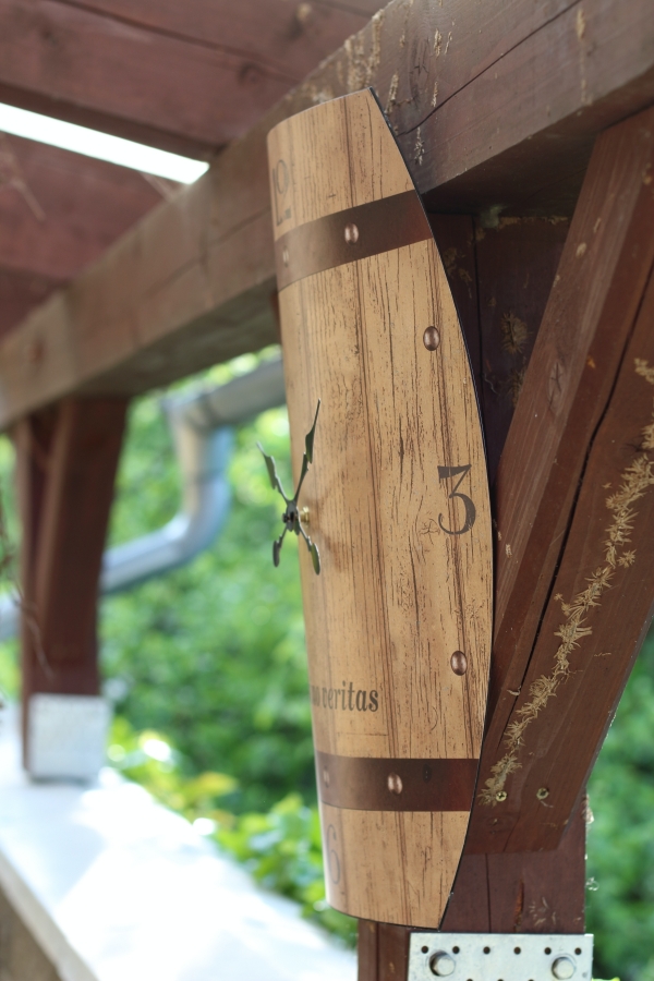 Hodiny nástenné plechové sud In vino veritas 50 x 38,5cm