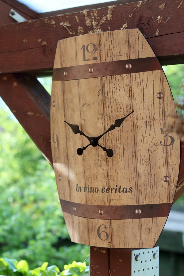 Hodiny nástenné plechové sud In vino veritas 50 x 38,5cm