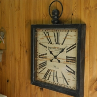 Hodiny nástenné - poškodenie - prasknuté sklo