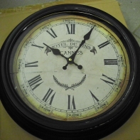 Hodiny nástenné - prasknuté sklo