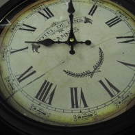 Hodiny nástenné - prasknuté sklo