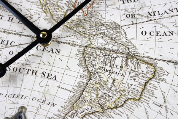 Hodiny nástenné s mapou a kyvadlom 58cm