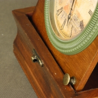 Hodiny retro - zle doliehajúce dvierka