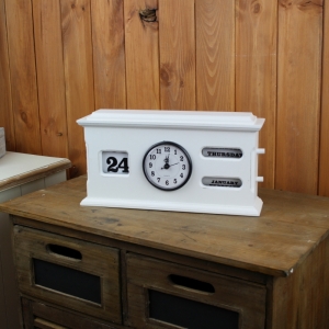 Hodiny s kalendárom drevené biele 18cm