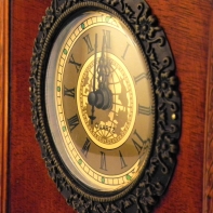 Hodiny stolové drevené 28cm