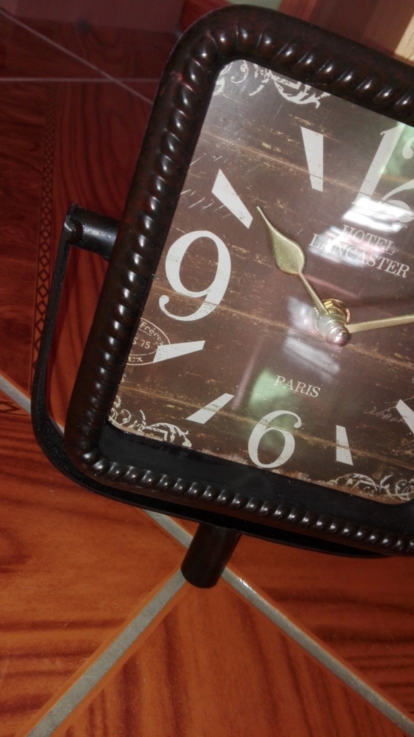 Hodiny stolný Hotel Lancaster 17x10x34cm- poškodené chýbajúce nohy