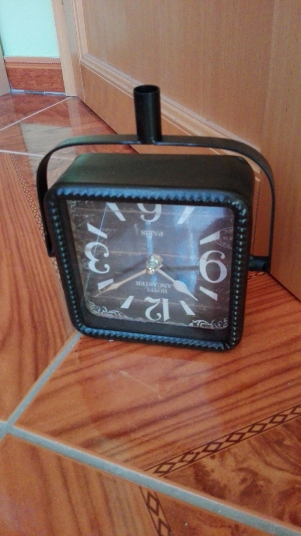 Hodiny stolný Hotel Lancaster 17x10x34cm- poškodené chýbajúce nohy