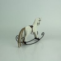 Hojdací drevený koník biely 16x12x3,5cm