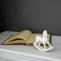 Hojdací kôň biely 13x13cm