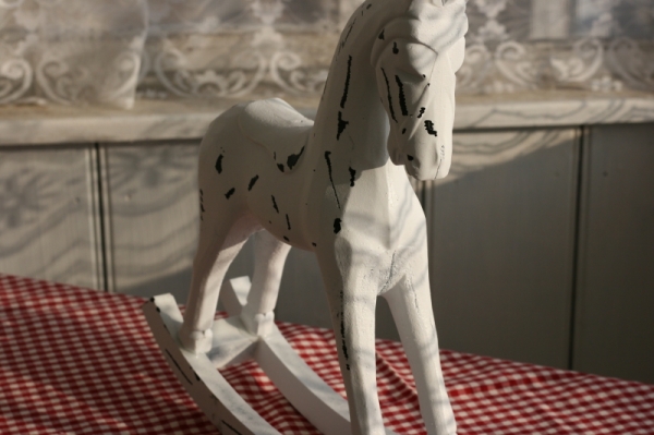 Hojdací kôň drevený biely 34x33cm