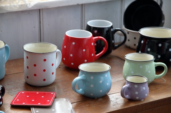 Hrnček fialový s bielymi bodkami 230ml