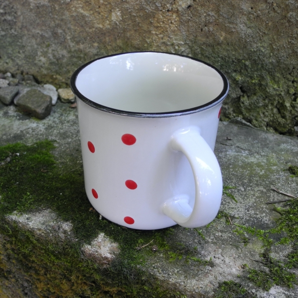 Hrnček keramický biely s červenými bodkami 480ml