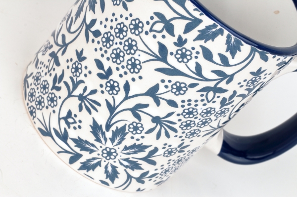 Hrnček kvetinový motív bielomodrý 620ml keramika