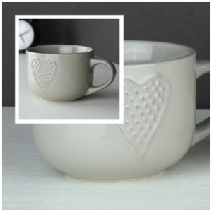 Hrnček na čaj so srdcom sivý 500ml