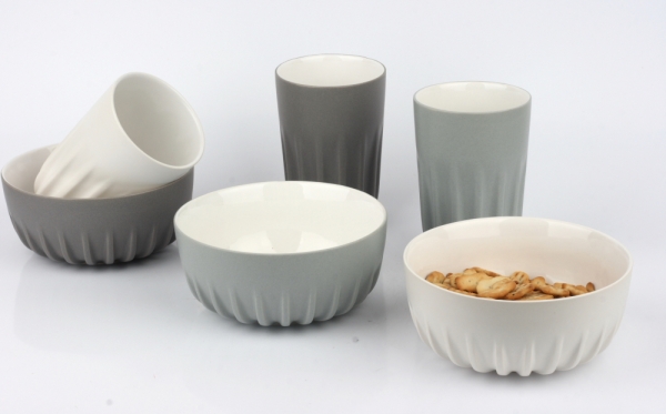 Hrnček s rebrovaním svetlo sivý 12cm