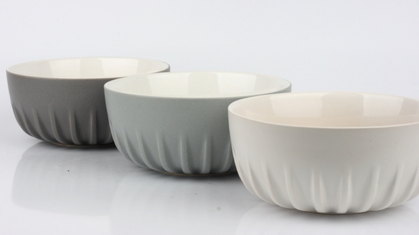 Hrnček s rebrovaním svetlo sivý 12cm