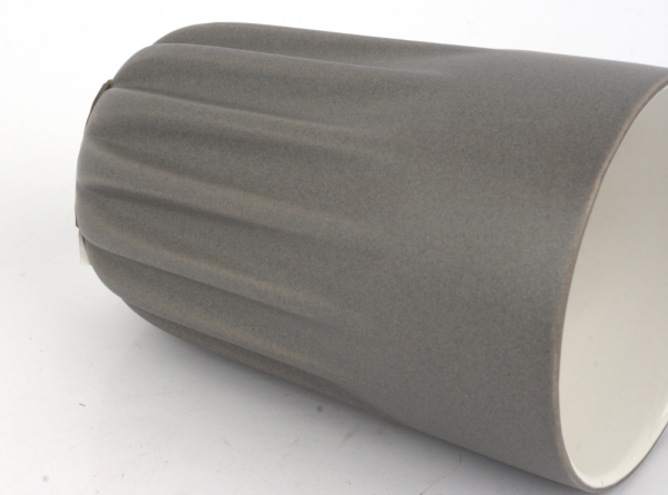 Hrnček s rebrovaním tmavosivý 12cm