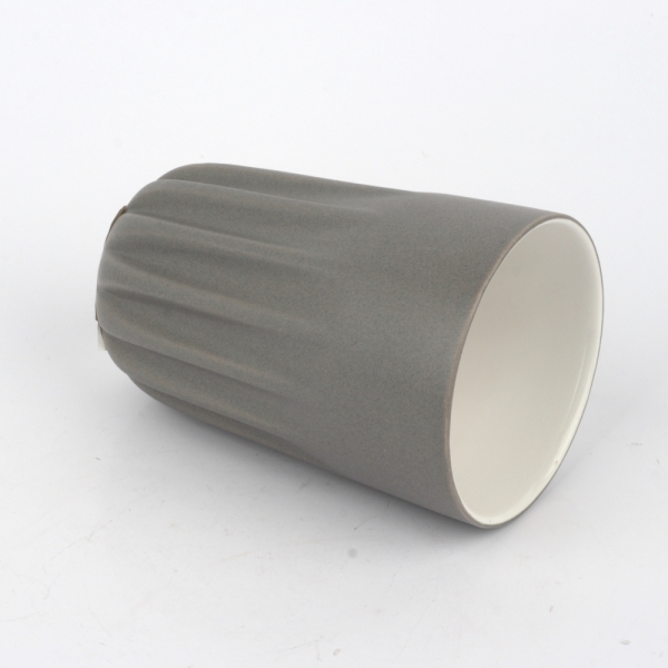 Hrnček s rebrovaním tmavosivý 12cm