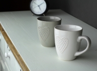 Hrnček so srdcom - ručne zdobený biely 0,3l