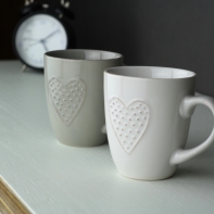 Hrnček so srdcom - ručne zdobený biely 0,3l