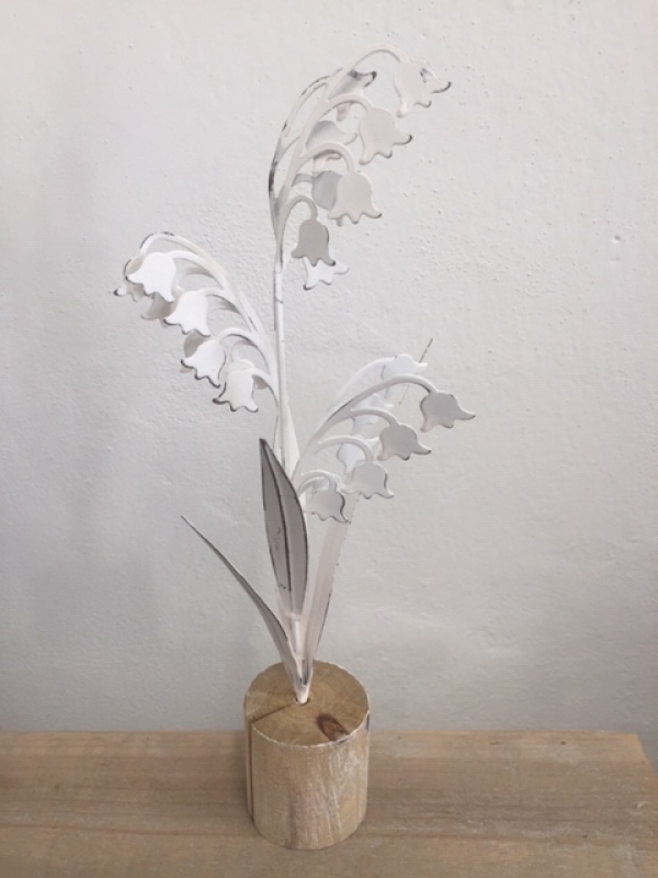 Jarná dekorácia na podstavci konvalinky