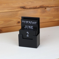 Kalendár drevený čierny 9x13cm