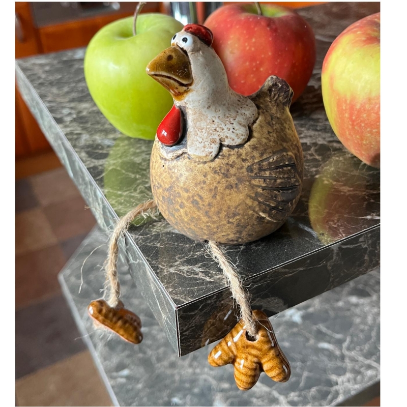 Keramická sliepočka s visiacimi nôžkami - vidiecka dekorácia do kuchyne 9,7cm