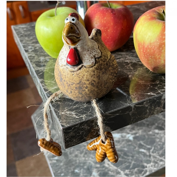 Keramická sliepočka s visiacimi nôžkami - vidiecka dekorácia do kuchyne 9,7cm