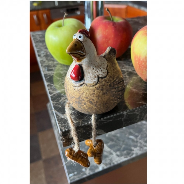 Keramická sliepočka s visiacimi nôžkami - vidiecka dekorácia do kuchyne 9,7cm