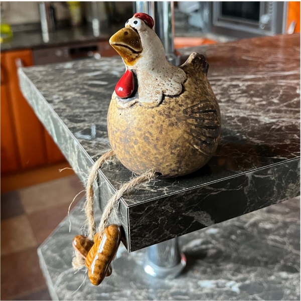 Keramická sliepočka s visiacimi nôžkami - vidiecka dekorácia do kuchyne 9,7cm