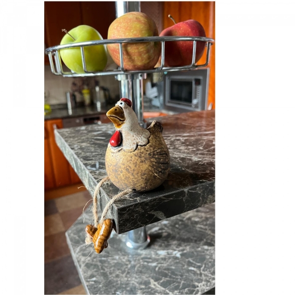 Keramická sliepočka s visiacimi nôžkami - vidiecka dekorácia do kuchyne 9,7cm