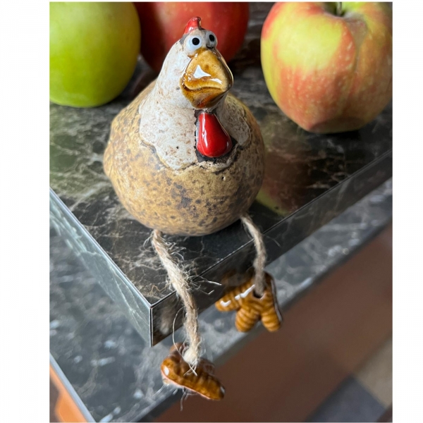 Keramická sliepočka s visiacimi nôžkami - vidiecka dekorácia do kuchyne 9,7cm