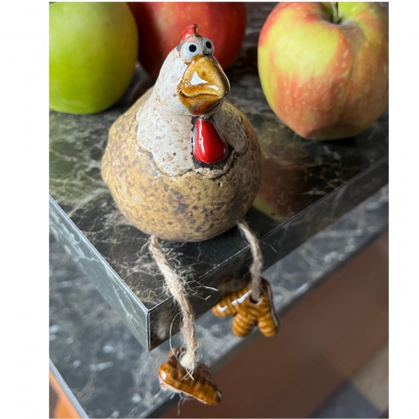 Keramická sliepočka s visiacimi nôžkami - vidiecka dekorácia do kuchyne 9,7cm