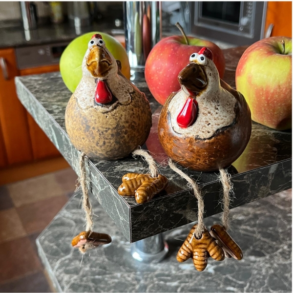 Keramická sliepočka s visiacimi nôžkami – vidiecka dekorácia do kuchyne