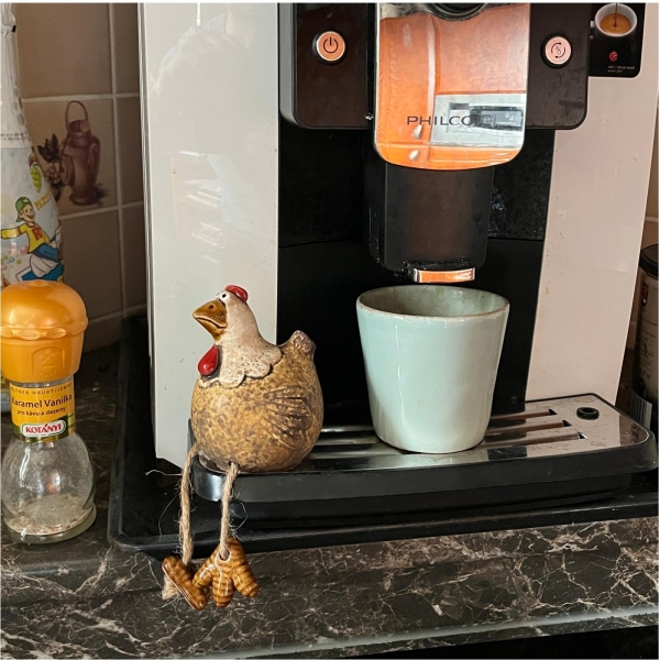 Keramická sliepočka s visiacimi nôžkami – vidiecka dekorácia do kuchyne